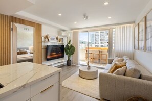 TV - Waikiki Luxe Penthouse Oasis (Honolulu)