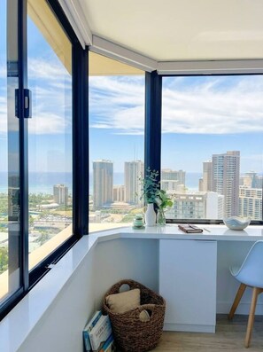 Interior - 37th Floor Corner Unit with Stunning Ocean & Diamond Head Views – Waikiki (Honolulu)