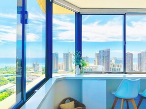 Interior - Modern 37th Floor Corner Studio with Ocean & Diamond Head Views (Honolulu)