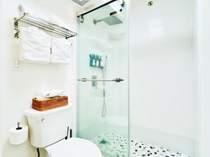 Hair dryer - Modern 37th Floor Corner Studio with Ocean & Diamond Head Views (Honolulu)