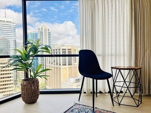 Interior - Urban Oasis: Chic & Cozy Stay at Town (Honolulu)
