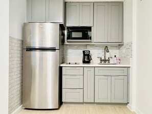 Kühlschrank, Mikrowelle, Herdplatte, Wasserkocher mit Kaffee-/Teezubehör