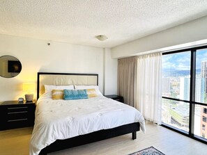 Een bureau, een strijkplank/strijkijzer, wifi