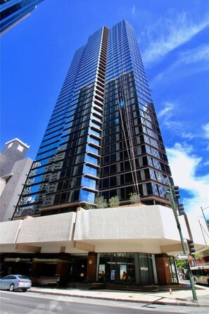 Exterior - Urban Oasis: Chic & Cozy Stay at Town (Honolulu)