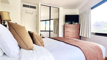 Escritorio, tabla de planchar con plancha, wifi