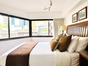 Escritorio, tabla de planchar con plancha y wifi 