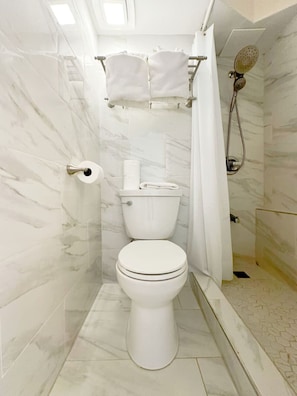 Hair dryer - Stunning Mountain View Studio – High Floor Waikiki 3107B (Honolulu)