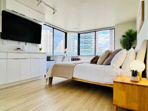 Iron/ironing board, WiFi - Waikiki Horizon Retreat – Corner Ocean Views 19F (Honolulu)