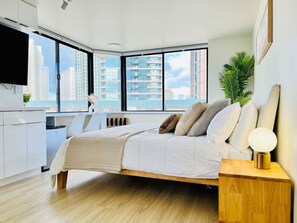 Iron/ironing board, WiFi - Waikiki Horizon Retreat – Corner Ocean Views 19F (Honolulu)
