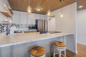 Een koelkast, een microgolfoven, een oven, een kookplaat
