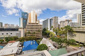 Property grounds - Cozy Escape in the Heart of Waikiki with 1 Parking (Honolulu)