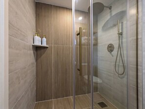 Bathroom - Cozy Escape in the Heart of Waikiki with 1 Parking (Honolulu)