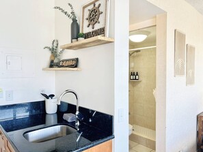 Hair dryer - AS11F-02 Heart of Waikiki: Partial Ocean Corner View (Honolulu)