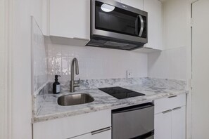 Fridge, microwave, stovetop, coffee/tea maker - Waikiki Tranquil Retreat (Honolulu)