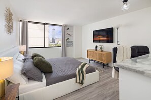 Iron/ironing board, WiFi - Waikiki Tranquil Retreat (Honolulu)