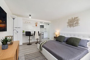 Iron/ironing board, WiFi - Waikiki Tranquil Retreat (Honolulu)