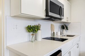 Fridge, microwave, stovetop, coffee/tea maker - Island Elegance: Waikiki`s Contemporary Oasis (Honolulu)