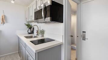Coffee/tea maker, fridge, microwave, oven