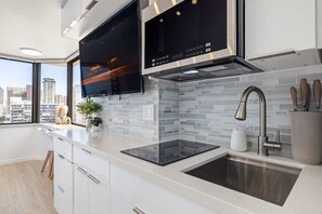 Microwave, stovetop, coffee/tea maker, toaster - HM14 Ocean Breeze Waikiki Corner Oasis (Honolulu)