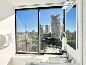 Interior - HM14 Ocean Breeze Waikiki Corner Oasis (Honolulu)