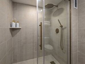 Bathroom - Urban Oasis in Heart of Waikiki with 1 Parking (Honolulu)