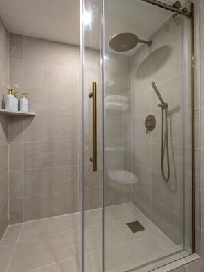 Bathroom - Urban Oasis in Heart of Waikiki with 1 Parking (Honolulu)