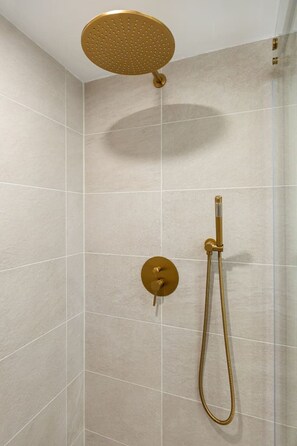 Bathroom - Urban Oasis in Heart of Waikiki with 1 Parking (Honolulu)