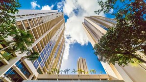 Un edificio moderno con un letrero que dice "waikiki banyan".