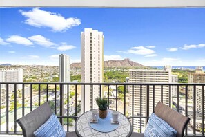 Outdoor dining - Waikiki Paradise w/ Ocean View & a Free Parking (Honolulu)