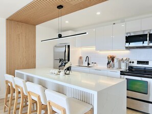 Kaffetrakter/tekoker, kjøleskap, mikrobølgeovn og ovn