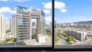 Un immeuble moderne de grande hauteur, doté d’une façade distinctive en verre et d’une imposante structure en arc.