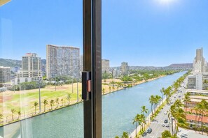 Interior - Waikiki Skyline Corner Ocean View Studio (Honolulu)