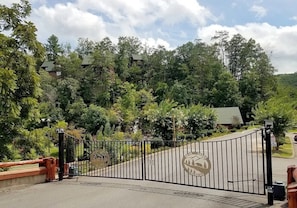 Property grounds - Smokey Mountain Cabin, Views, Games, Easy Access, 9 beds & close to attractions (Sevierville)