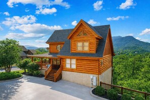 Exterior - Smokey Mountain Cabin, Views, Games, Easy Access, 9 beds & close to attractions (Sevierville)