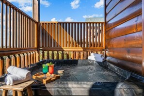 Outdoor spa tub - Smokey Mountain Cabin, Views, Games, Easy Access, 9 beds & close to attractions (Sevierville)