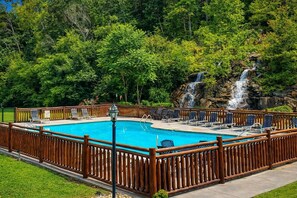Pool - Smokey Mountain Cabin, Views, Games, Easy Access, 9 beds & close to attractions (Sevierville)