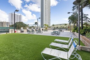 Outdoor dining - Mountain Oasis - Waikiki 27F Suite Free Parking (Honolulu)