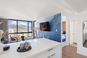 1 bedroom, iron/ironing board, WiFi - Mountain Oasis - Waikiki 27F Suite Free Parking (Honolulu)