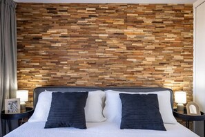 1 bedroom, iron/ironing board, WiFi - Mountain Oasis - Waikiki 27F Suite Free Parking (Honolulu)