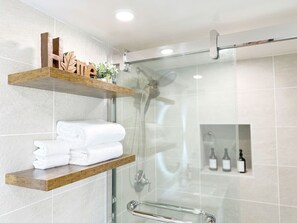 Hair dryer - AS14F-02 Rare Corner Modern Waikiki Studio Oasis (Honolulu)
