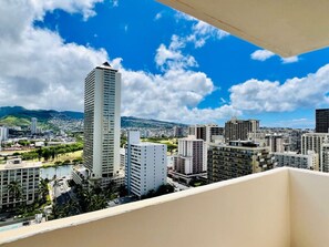 Property grounds - Waikiki Gem: Corner Unit with Ocean View 1 Parking (Honolulu)