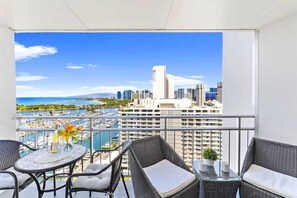 Outdoor dining - Waikiki Seaside Escape High Floor (Honolulu)