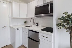 Coffee/tea maker, fridge, microwave, stovetop - HM9 Cozy Waikiki Dream with Ala Wai View (Honolulu)