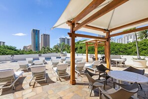 Outdoor dining - Unobstructed Ocean View Spacious Studio (Honolulu)