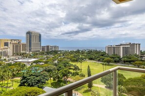 Property grounds - Unobstructed Ocean View Spacious Studio (Honolulu)