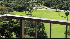 A lush green landscape with a view of the ocean and a clear sky. - Unobstructed Ocean View Spacious Studio (Honolulu)