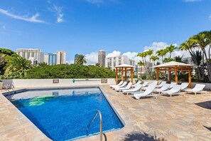 Pool - Unobstructed Ocean View Spacious Studio (Honolulu)