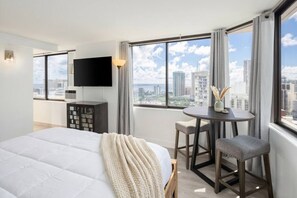 Iron/ironing board, WiFi - Great Ocean Corner View 28F A (Honolulu)
