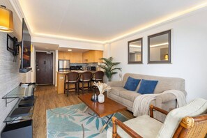 TV - 12F Oasis: Studio with Balcony and Ocean Scene (Honolulu)