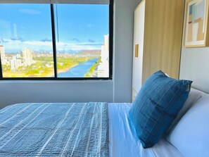 Iron/ironing board, WiFi, bed sheets - Waikiki Corner Ocean & Diamond Head Studio (Honolulu)